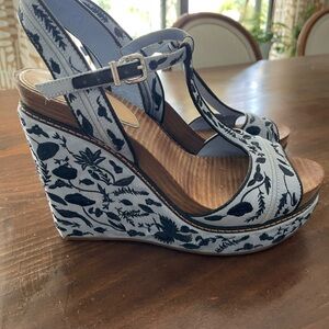 Stylish Floral Patterned Wedge Sandals